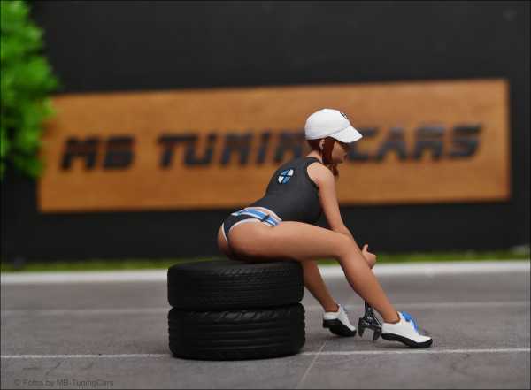 1:18 Tire Tuning Girl / - Handmade - 3D - Unique -
